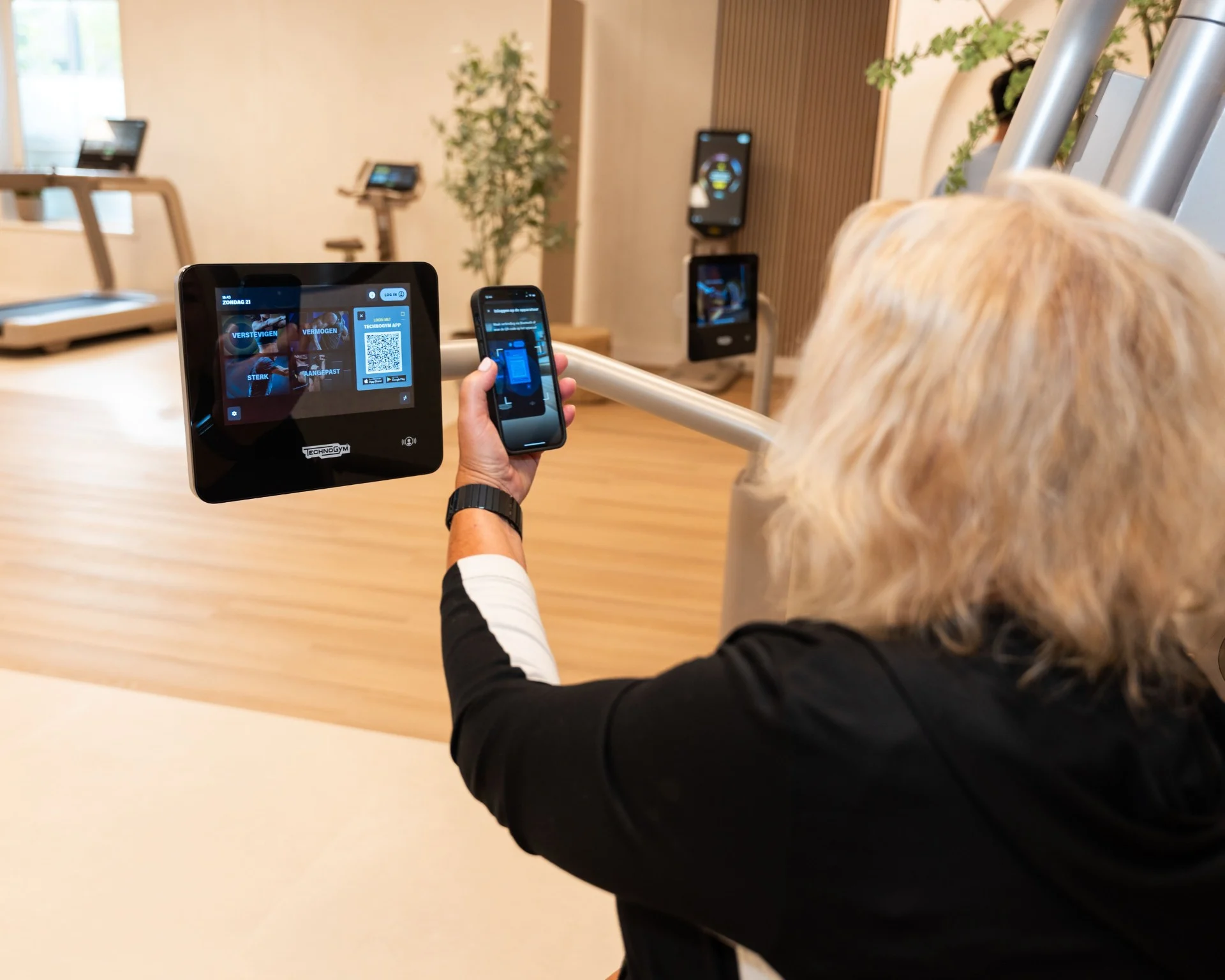 Vrouw gebruikt Biostrength-apparaat bij Feel Fit Lochem voor persoonlijke afslanktraining
