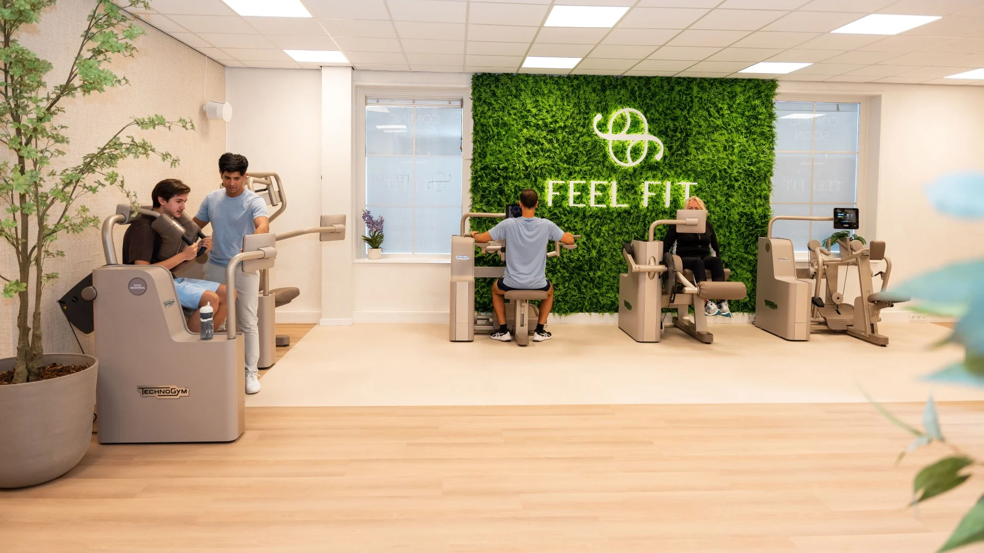 Overzicht van Feel Fit Lochem met fitnessapparaten voor afvallen