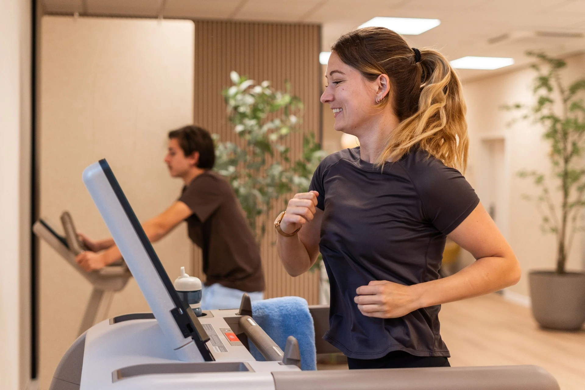 Leden trainen met plezier in de boutique fitnessruimte van Feel Fit Lochem.