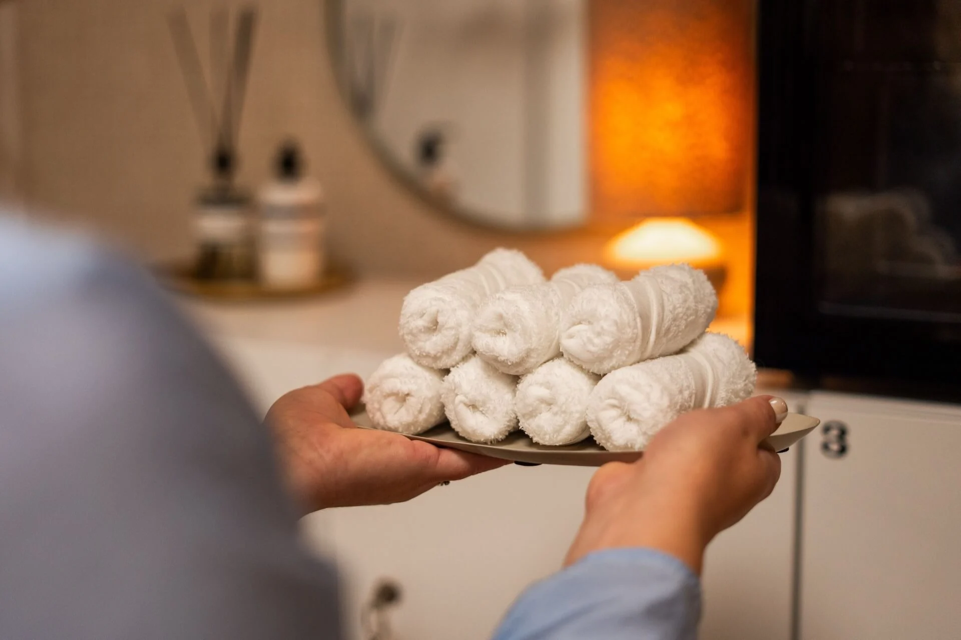 Opgerolde handdoeken in de wellnesshoek van Feel Fit Lochem.