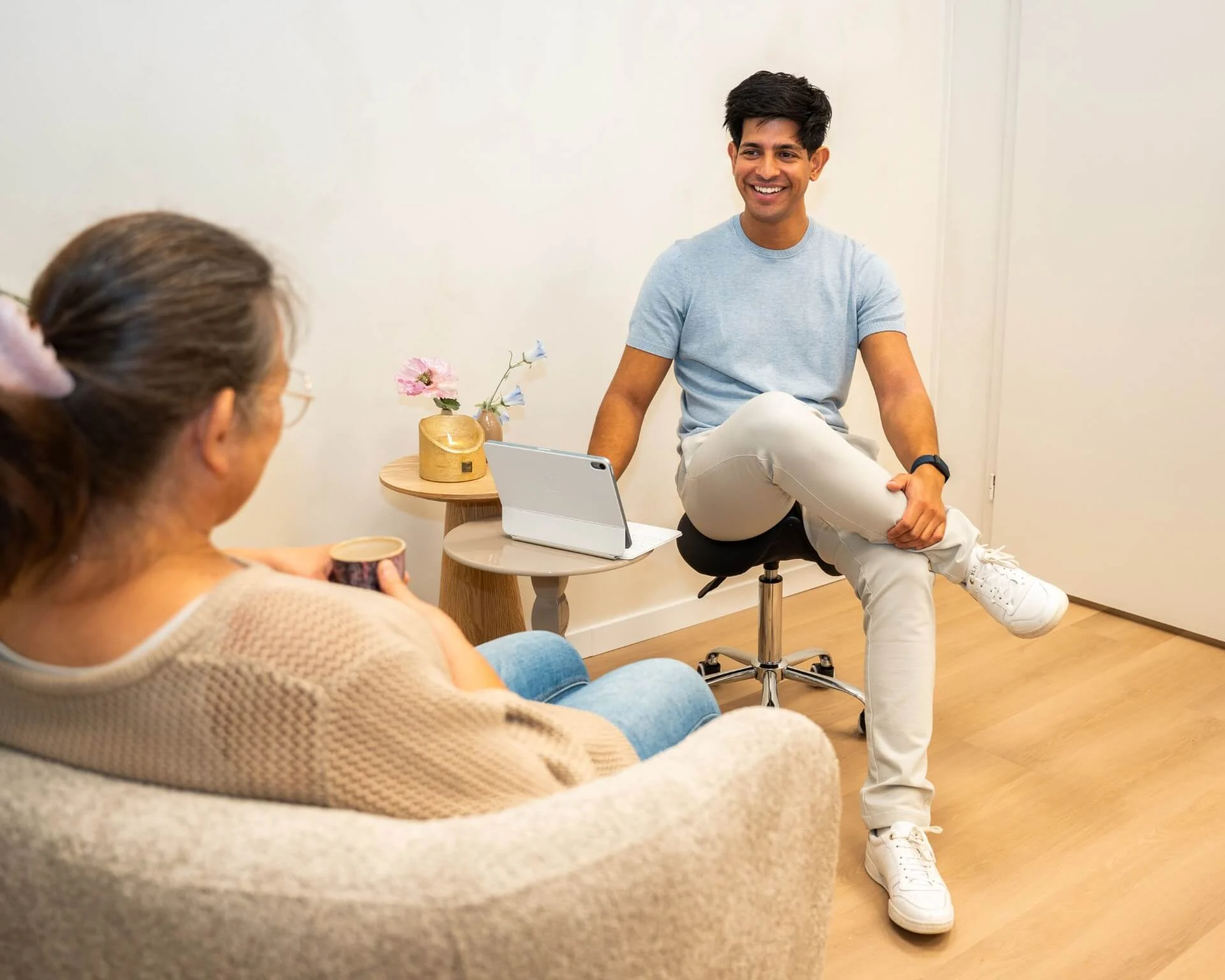 Fysiotherapeut bespreekt mogelijkheden en tarieven tijdens intakegesprek bij Feel Fit Lochem.
