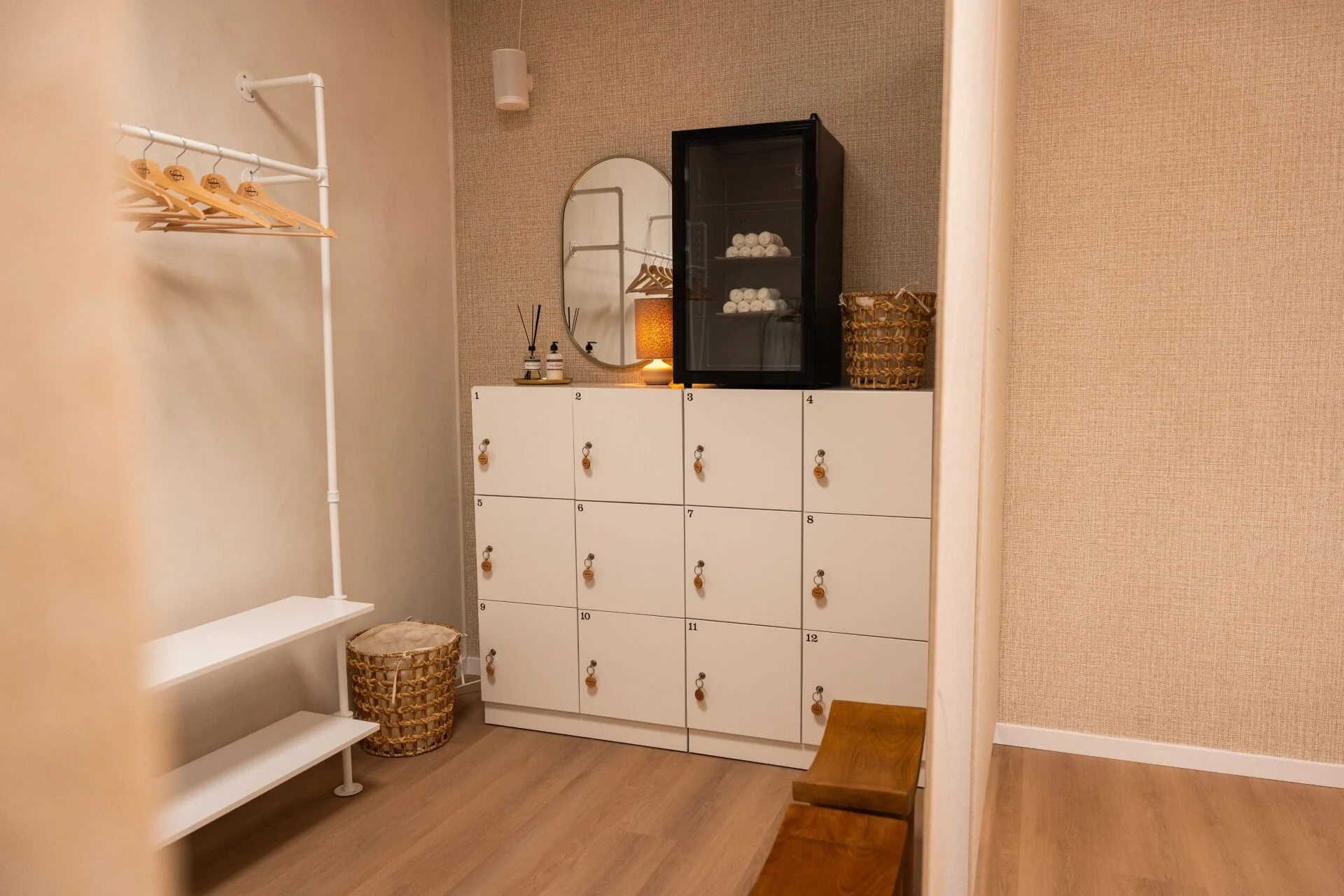 Kleedruimte met lockers en rustige uitstraling in de fysiopraktijk van Feel Fit Lochem