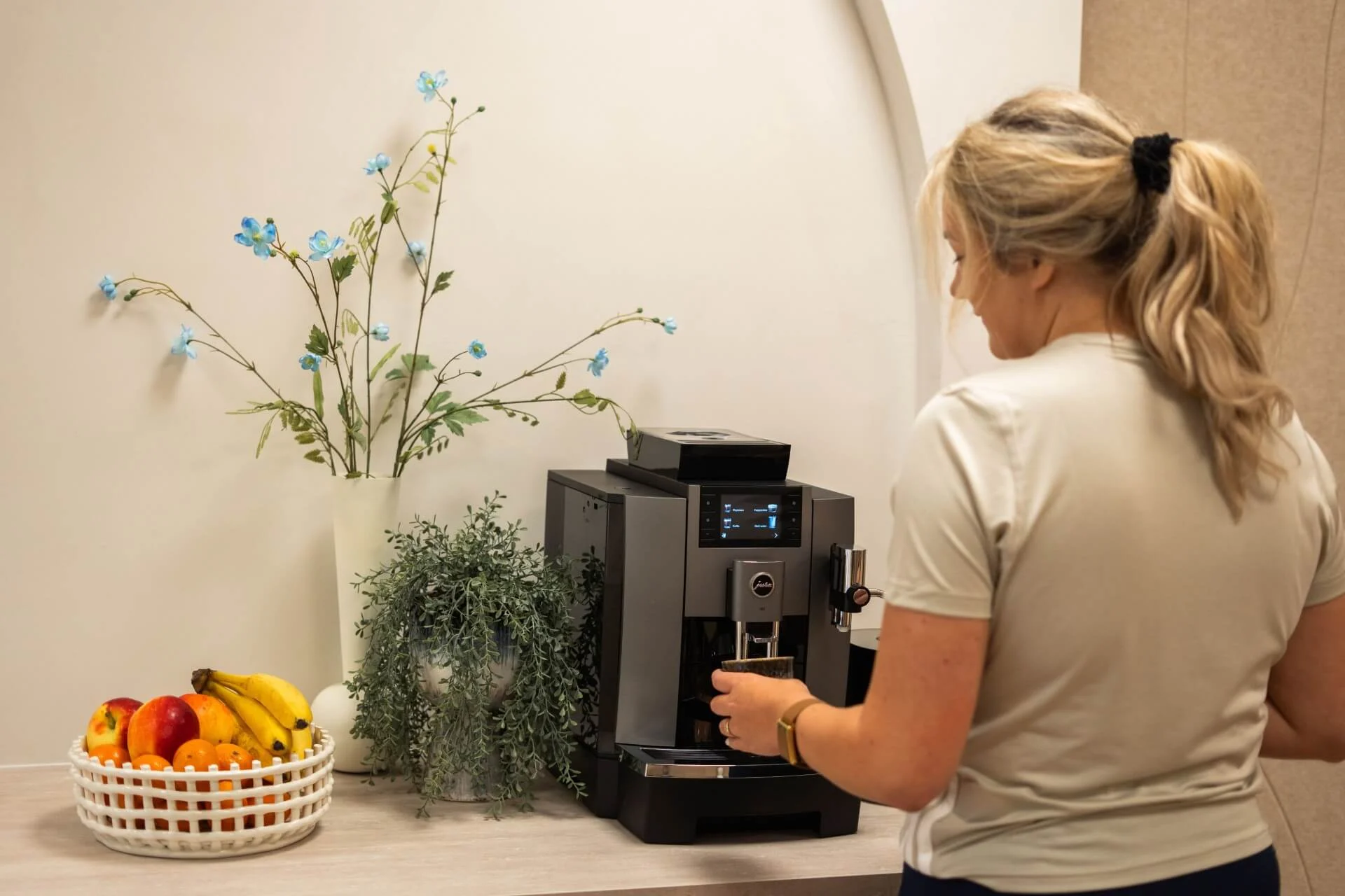 Lid geniet van een kop koffie in de lounge van de fitnessstudio Feel Fit Lochem.
