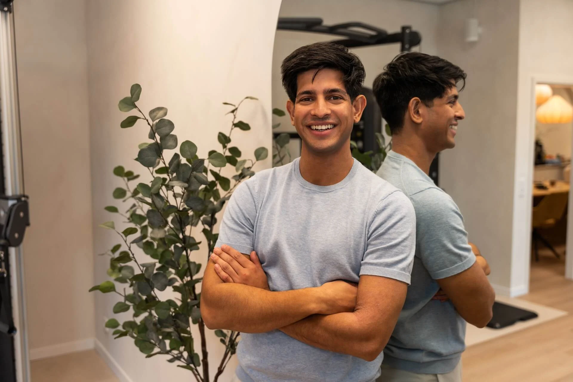 Manueel therapeut in de praktijkruimte van Feel Fit Lochem, klaar om cliënten te helpen.