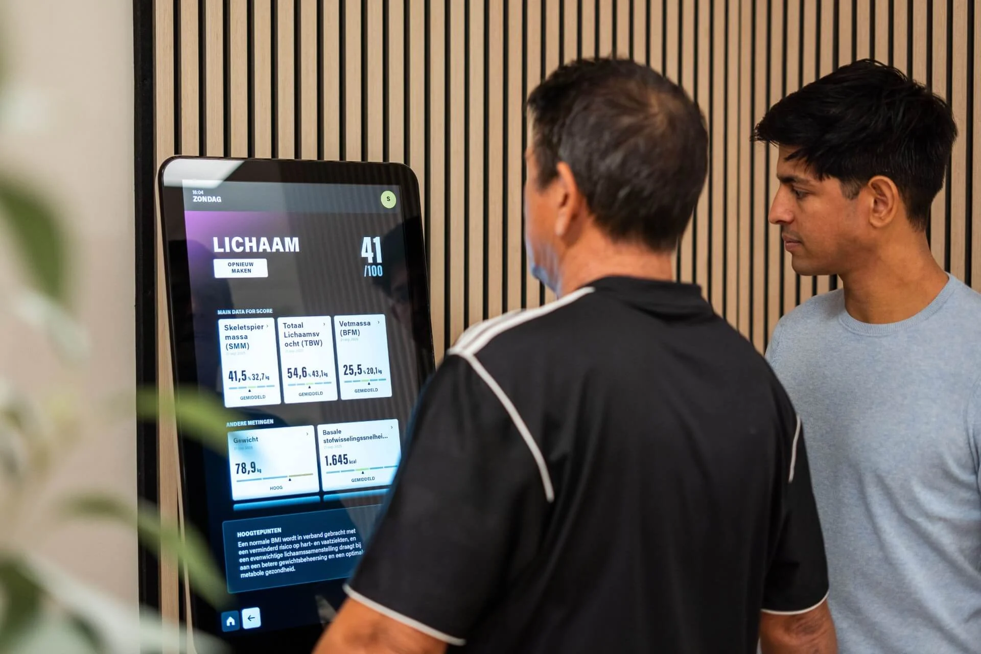 Coach voert een Technogym Checkup lichaamsanalyse uit bij Feel Fit Lochem.