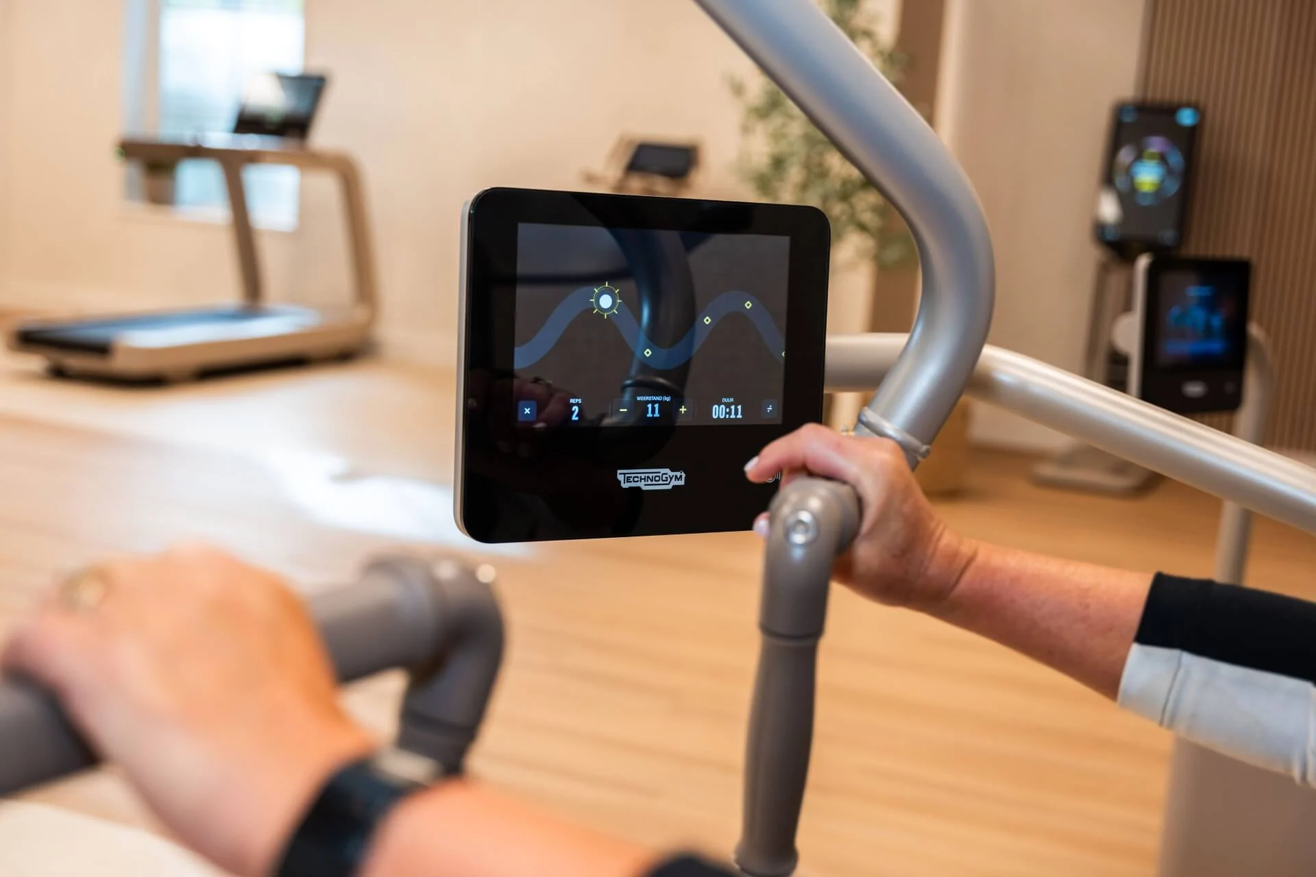 Close-up van Technogym-display met trainingsdata tijdens Biostrength fitnessoefening bij Feel Fit Lochem.